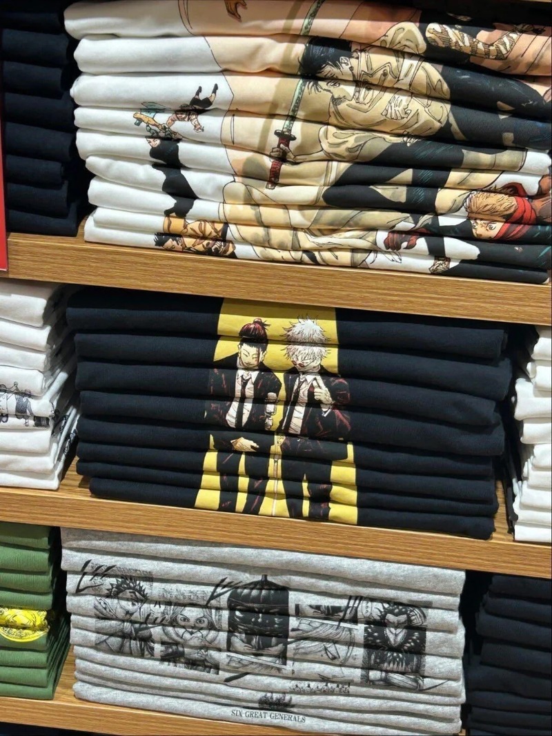 옷 가게 직원이 옷 개기 만랩임